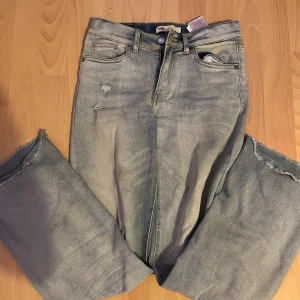Snygga jeans från Levi’s - Fina jeans från Levi’s. Inte använt så mycket då de inte passar mig. Storleken på jeansen är 158💕 original pris ligger på 900kr.  Hör gärna av er vid frågor eller mer bilder🥰