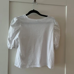 Vit topp från zara ❣️ - Supergullig topp från zara! Använd ett fåtal gånger❣️storlek s 