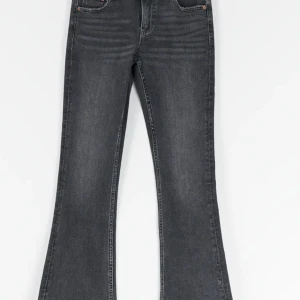 Bootcut Gina jeans - Dessa supersnygga lågmidjade jeansen ifrån Gina Tricot. Dem är använda men dem är inte slitna på något sätt. De är i storlek 158 men skulle säga att de passar lite större också. 