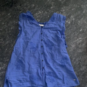 Blå tröja💙 - Blå tröja ifrån Tommy hilfiger💙 Köpte för inte så länge sedan och aldrig använt.  Står ingen storlek men skulle kunna säga att de är ungefär XS💙