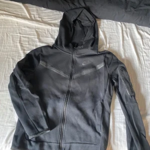 Nike tech kofta (äkta) - Storlek M Lite använd Kan bytas mot en annan Nike tech kofta som är storlek S Eftersom inte denna passar mig  Fler frågor skriv