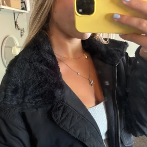 Jacka med päls - Vinter/höstjacka med pälsdetalj i kragen! (Endast spegeln som är smutsig;)) 💛