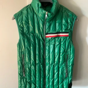 Moncler väst  - Grön väst från Moncler, storlek 2 och motsvarar medium men något liten i storlek 