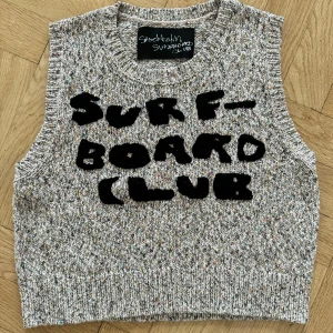 Stockholm Surfboard Club Pullover knit  - Stickad top/pullower  Cotton/linne  Flerfärgat melange garn.  Svart logo broderi  Från SS24  Mått  Längd fr Axel 46 cm Chest 1/2 45 cm