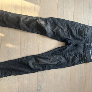 Replay anbass - Säljer nu dessa feta Replay anbass med slitningar i storlek 32/32. Knappt använda och i mycket bra skick. Skulle det finnas någon fråga är det bara att skriva svarar på allt!