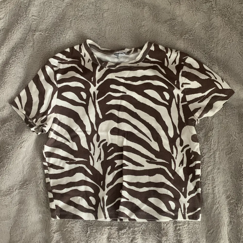 Fin magtröja med zebra mönster (brun och kräm aktig) lappen är borta men skulle gissa att den är storlek M och originellt från bershka. Toppar.