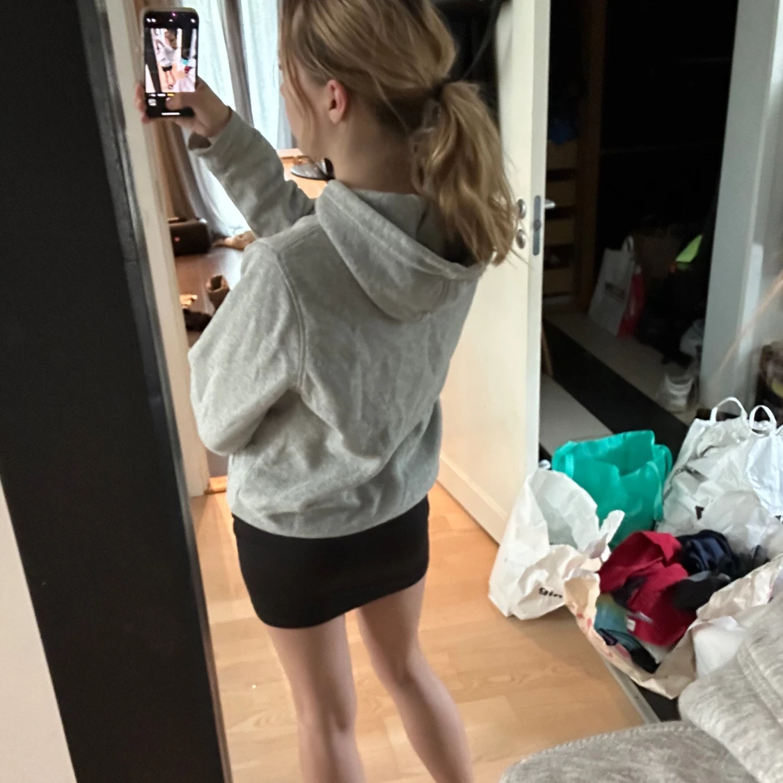 Grå märkes hoodie - 91