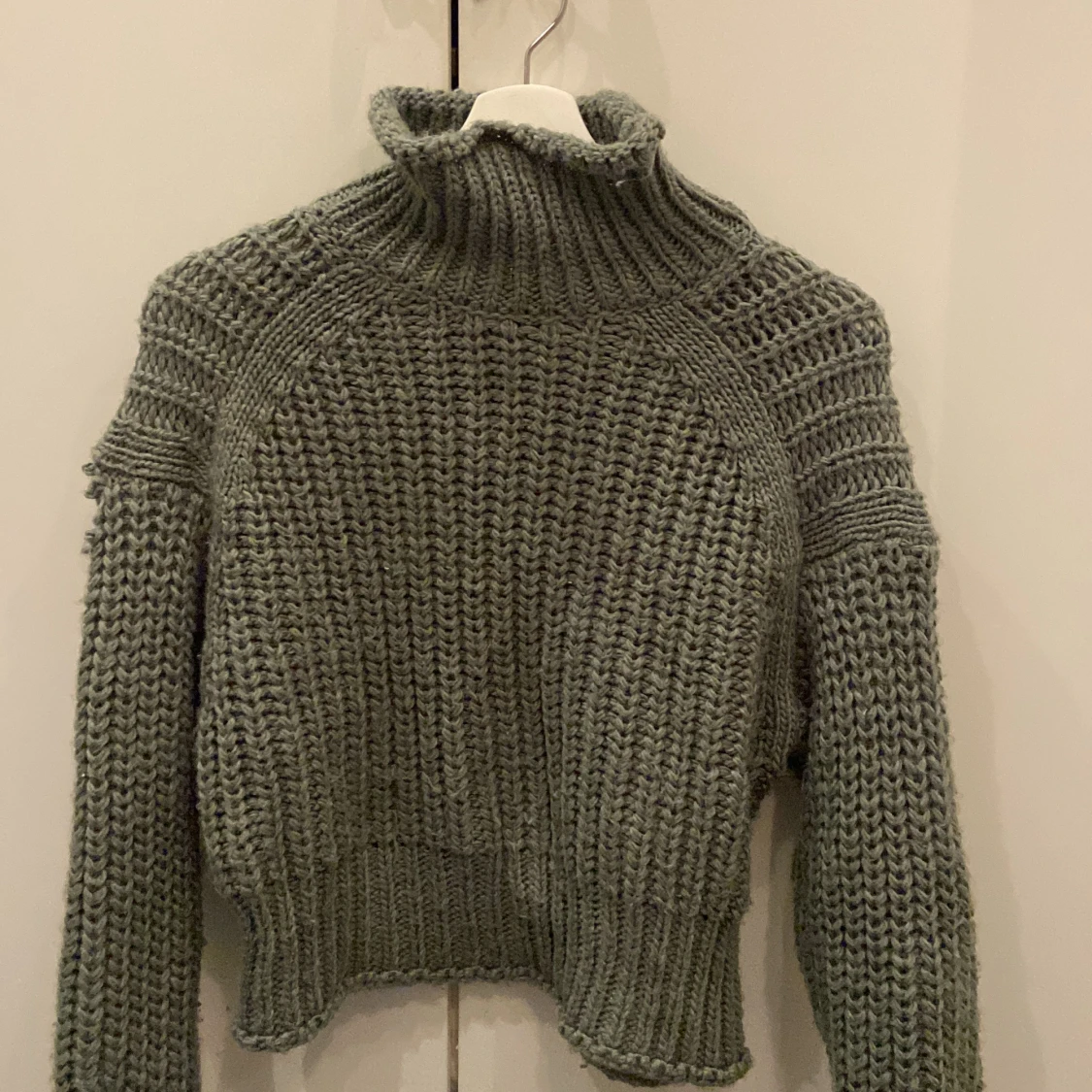 Grå stickad polotröja
