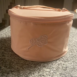 Rosa necessär - Bra skick! Litet fack på locket, billigt!