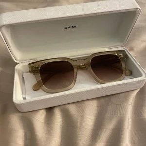 Chimi glasögon 04 - Säljer nu mina chimi glasögon. Modellen är 04 ecru och är i bra skick! Använd gärna köp nu💕