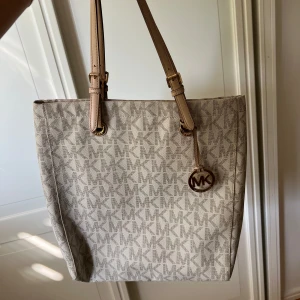 Michael kors väska  - Så fin Michael kors väska! Stor och väldigt rymlig med många bra fack!👍🏽 otroligt fint skick! Nypris ca 3500kr! medföljer en mobil hållare