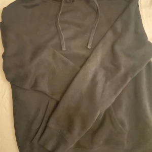 Svart hoodie  - Jätte bara skick inte knappt använd 