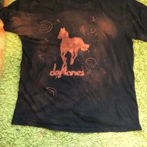 Deftones T-shirt  - Jag jätte fin tröja nålad med blekmedel, i bra skick:)