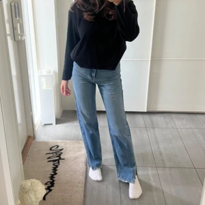 Slit jeans -Gina Tricot - Säljer mina snygga jeans från Gina Tricot i storlek 158 (barnmodell). Supersnygga och passar någon runt 160. Superfin slit längst ner och är i en så fin jeans färg. I princip aldrig använda. 🩷🩷