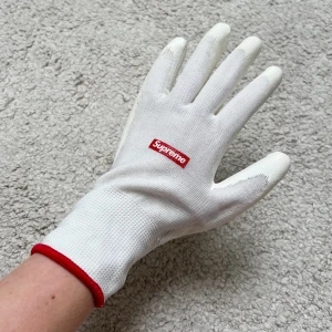 Supreme x La Victoire Gloves  - Säljer dessa handskar från Supreme FW 2020❤️Aldrig använda men upppackade☺️