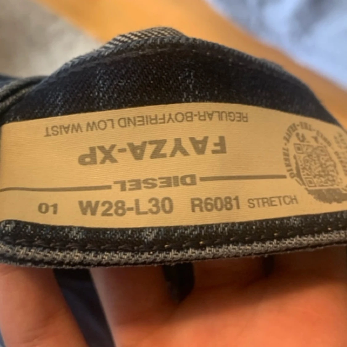 Diesel jeans med slitningar - 91