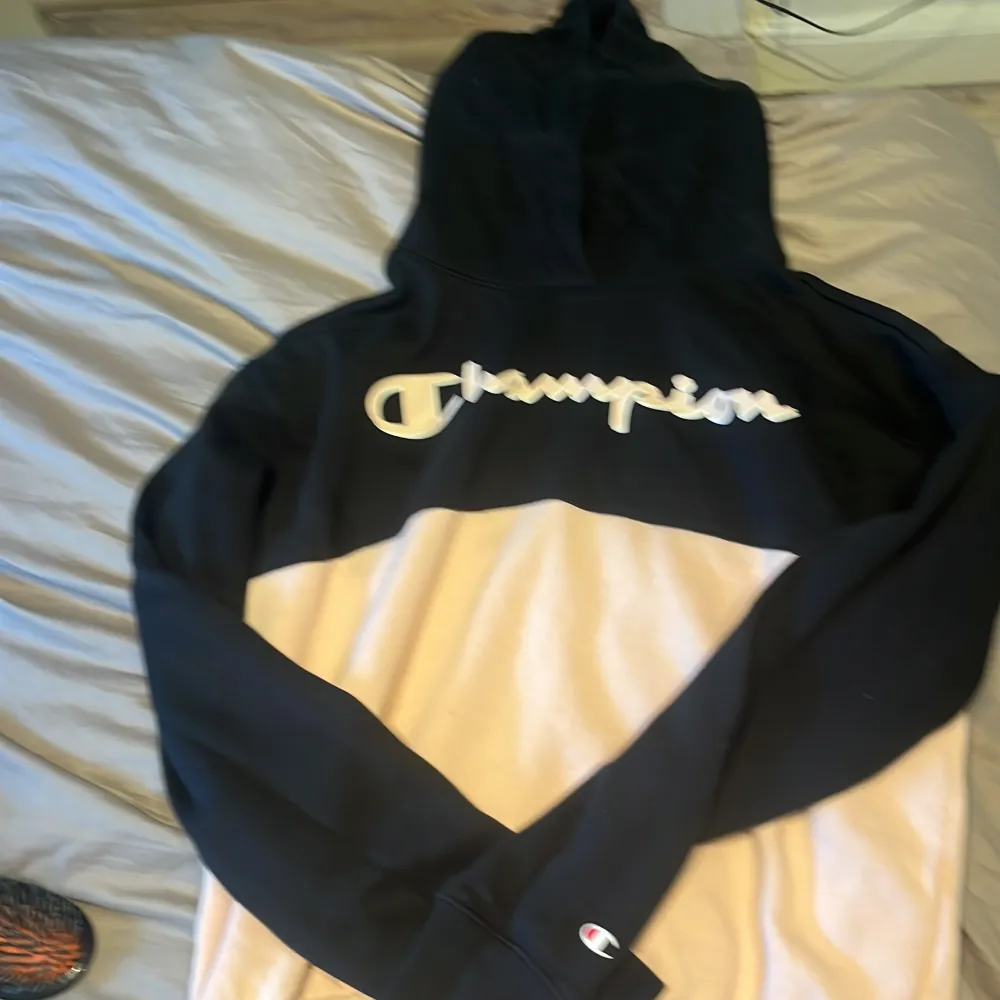  I nyskick champion hoodie ljusrosa och svart champion text precis vid bröstet i skrivstil . Hoodies.