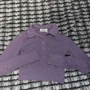 Snygg tröja - En väldigt fin och skön tröja, lång i ärmarna och lite kortare på magen (på mig). Passar även mig som bär s. Väldigt bra skick. 