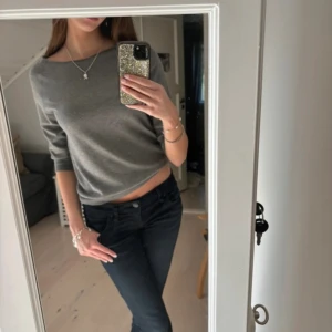 Grå tröja med trekvartsärm - Säljer en jättefin trekvartsärmad tröja från zara💕 köpt på vinted och säljer då den inte kommer till användning, skriv privat för fler bilder!☺️