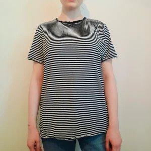 Svart-vit randig t-shirt - Från HM, strl M, fin basic tröja som är ett fint komplement till många outfits! 