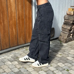 Cargo Jeans - Snygga cargo jeans med lång passform!