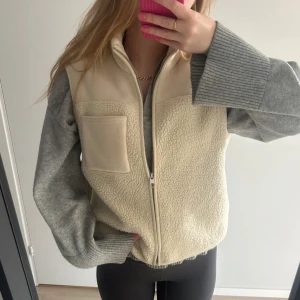 Teddyväst - Krämvit teddyväst🧸🧸 superfin och mysig