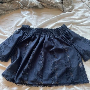 Marinblå spets topp - Super fin spets top i storlek xs-s❤️ Är lite genomskinlig men inte alls mycket, bara på vissa delar där spetsen är tunnare❤️den är bara använd 4 gånger så är som ny🥰  Pris kan absolut diskuteras 🥰