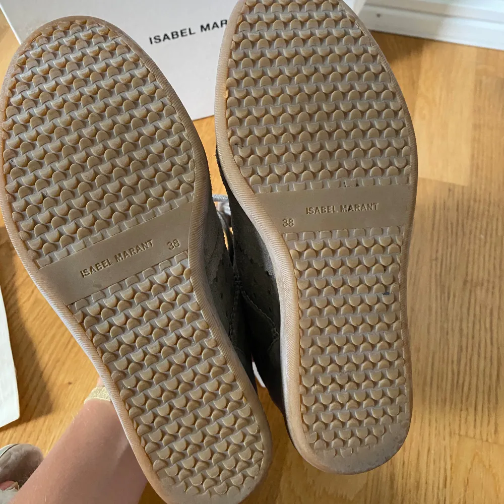 Isabel Marant Étoile Bobby sneakers i färgen brun-grå, perfekt nyans till hösten! Storlek 38 men passar bra för 37-39. Knappt använda i superfint skick. Har endast 1 box och 1 dustbag kvar så först till kvarn. . Kengät.