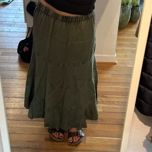 Khakifärgad kjol - Khakifärgad kjol från collusion, asos som endast använt två gånger. Jättefin och skönt material men säljer då den inte kommit till användning i sommar💕