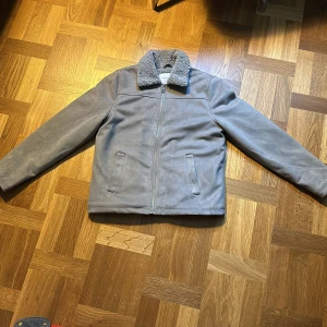 Studio total overshirt  - Säljer nu denna studio total mocka overshirt då den har blivit för liten. Ny pris är ungefär 1000. Skick 7/10. Har lite små ”fläckar” (bild 3, 4 och 5) som säker går bort om man försöker tvätta.