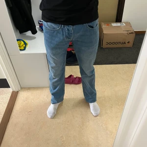 Blå jeans - Säljer ett par klassiska blå jeans i normal passform. De har en rak stil och är perfekta för vardagsbruk. Nya jeans.