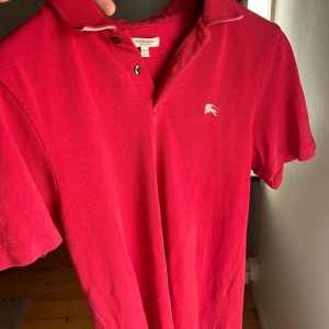 Burrberry pike. - Den är L men sitter som M för liten för mig och jag har vanligtvis L. Haft den några år. Men bara använt vid speciella tillfällen skicket är 7/10. Säljer den för 700 men kan diskutera pris vid snabb affär.