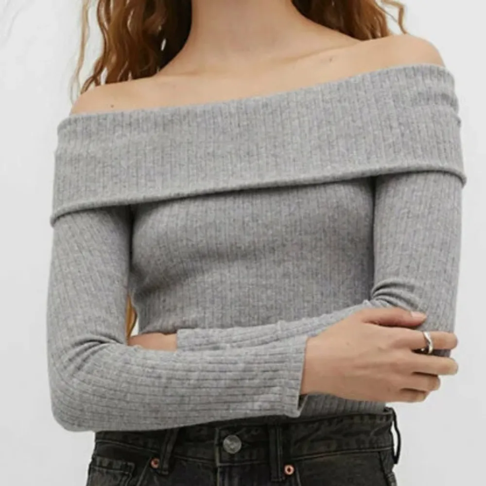 Super fin off-shoulder tröja! Använd 2 ggr i Spanien. Den är en m men den sitter som xs/s + den är väldigt stretchig. Ny pris 219kr säljer för 100kr!. Tröjor & Koftor.