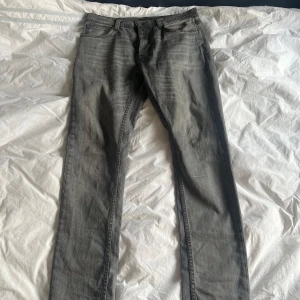 Nudie Jeans 32 32 - Fetta grå Nudie Jeans storlek 32 32