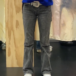 Gråa low waist jeans  - Säljer dessa super fina low waist jeans som är gråa! De är lite vida längst ner och har en perfekt fit! Knappt använda!! 