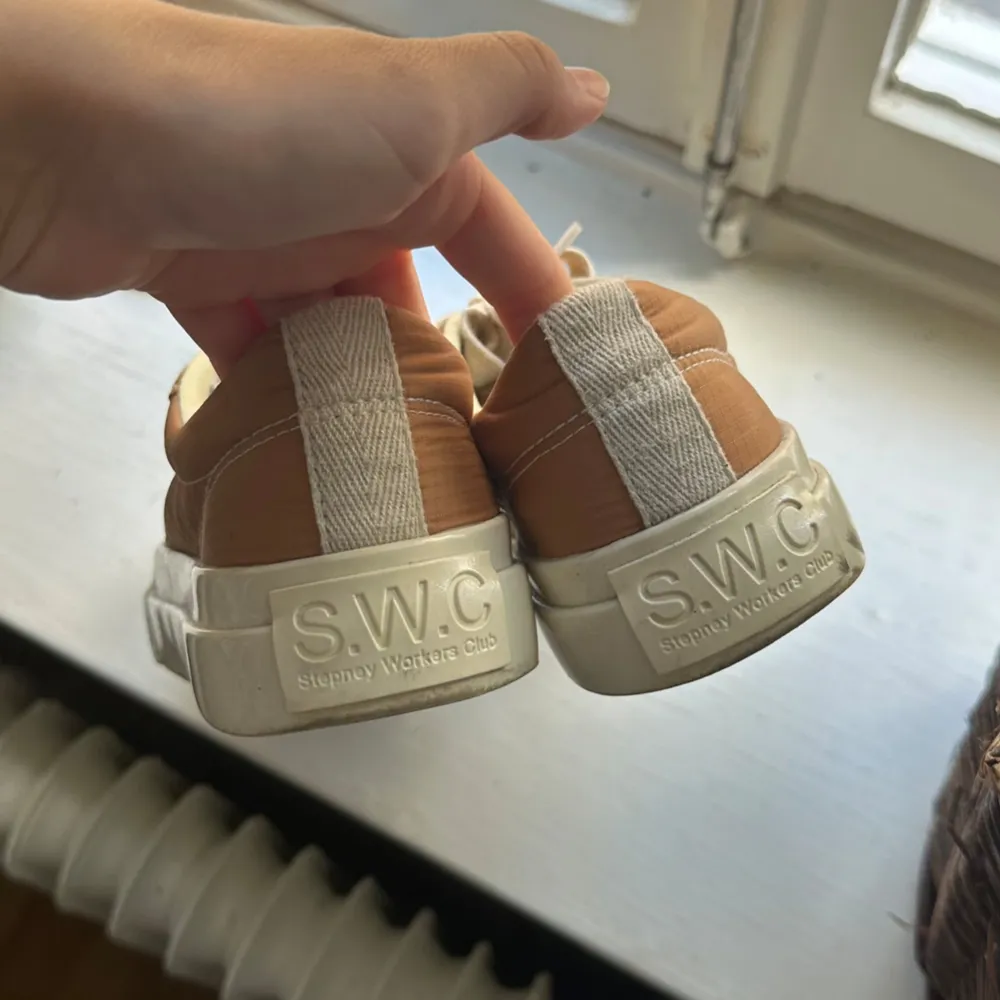 SWC sneakers i strl. 37, gott skick, lätt använda.  Nypris 1600kr.. Skor.