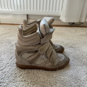 Isabel Marant skor - Säljar dessa favvo skor som har varit med på många utekvällar… där av skicket! Har en del skavanker men ingenting som jag tycker syns i helhet när man har på sig dem! Stl 38! har funkat för mig som har 37! Har tyvärr ingen distans eller låda till💋❤️
