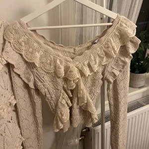 Stickad tröja med volanger - Stickad tröja från zara som är slutsåld. Mycket bra skick knappt använd och jag skulle säga att den är lite mindre i storleken då jag normalt har storlek S.