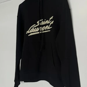Saint Laurent hoodue - Säljer min feta saint Laurent hoodie modell ”50s signature”. Skicket är fint och inga skador eller defekter finns. Nypris kostar denna ca 10 tusen, mitt pris är 2 tusen. ( Kan möjligtvis gå ner lite vid snabb affär) 