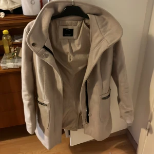 Fin kappa - Fin kappa från Bershka, använd några få gånger så den är i väldigt bra skick. 