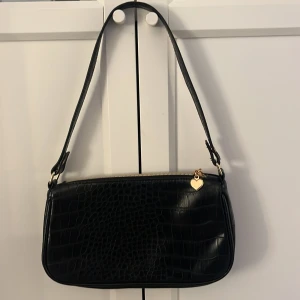 Svart hand väska - Svart handväska från Kappahl fint skick 