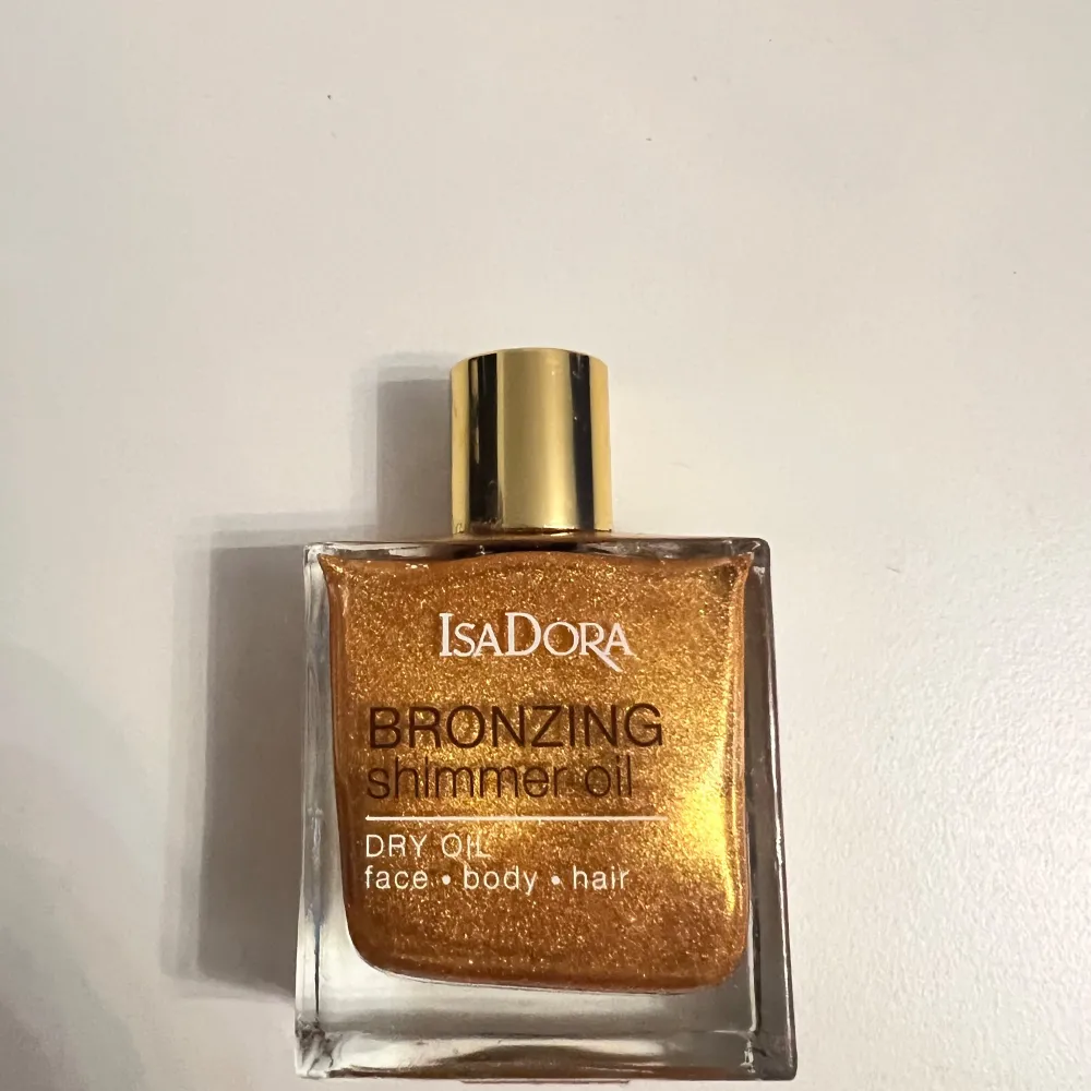 Säljer en superbra bronzing shimmer oil från IsaDora. Denna torrolja ger en fantastisk gyllene glöd och kan användas på ansikte, kropp och hår. Perfekt för att få den där solkyssta looken året runt. 50ml och är använd 1-3 ggr men har använt väldigt lite så det syns verkligen inte. ord pris : 159 men säljer för 90-100 kr!. Skönhet.