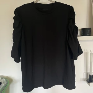 Blus med puffärm  - Kortärmad blus med puffärm Storlek xl  Oanvänd, ny med prislapp 