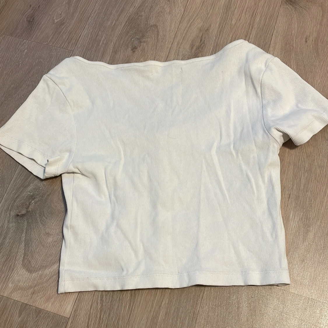 Vit ribbad topp med knappar - 90