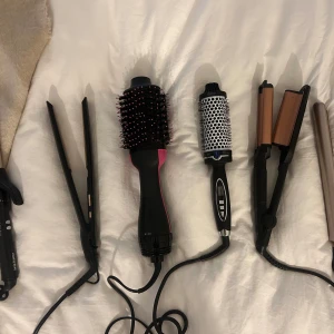 Värmeverktyg - Locktång babyliss Paris SÅLD  Platt tång från Clas ohlson 200 kr Revlon 400 kr Cera värme borste 45 mm 600 kr Bablyss deep waves 400 kr Minns inte vart jag köpt den sista, men är en plattång som är gjort för att locka håret med 200 kr