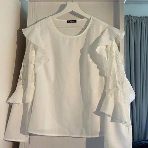 Vit blus - Jättesöt vitblus ifrån shein, super fint skick endast använd någon enstaka gång🤍Storlek L men skulle passa M med