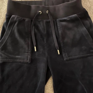 Juicy couture  - Säljer mina Juicy Couture byxor i marinblå strl xxs, hyfsat bra skick inga ”skador” på byxorna köpta för 1200kr säljer för 400kr