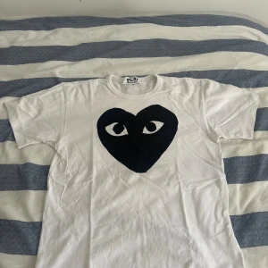 Comme des garcons T-shirt - Bra skick och fräsh t-shirt. Sitter mer som S.