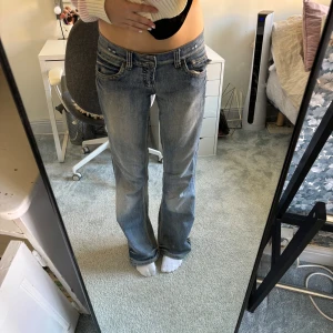 Lågmidjade Jeans - Säljer dessa as coola Jeans som jag köpte second hand. Dem är lite slitna men mest längst ner på dem. Sitter lite löst på mig i midjan som har 28 så skulle tro att storleken är typ 30. Det står L men det kan variera mellan Jeans hur stort det är. 