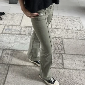 Gröna HM jeans - säljer dessa populära as snygga lågmidjade gröna jeans från H&M